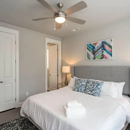 Holiday home Spacious By Geodis Park 23 Mi To Broadway!