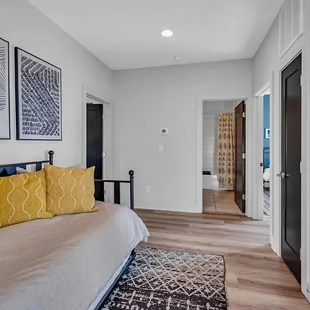 Huge Roof Deck With Games 10 Mins To Broadway Holiday home