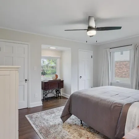 Modern Music Oasis Sauna & Spacious Yard Holiday home Nashville