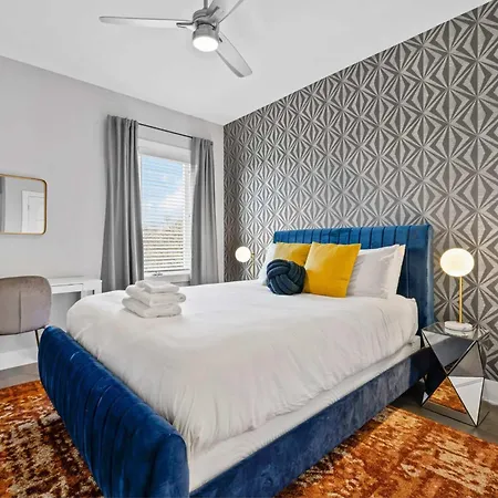 5 Mins To Dt ~gameroom ~ Balcony~sleeps 10~karaoke Holiday home