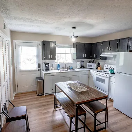 East Getaway - Walk To Parks Golf & Music Spots Holiday home *