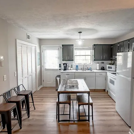 Holiday home East Getaway - Walk To Parks Golf & Music Spots