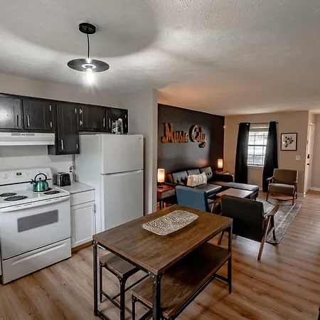 Holiday home East Getaway - Walk To Parks Golf & Music Spots *