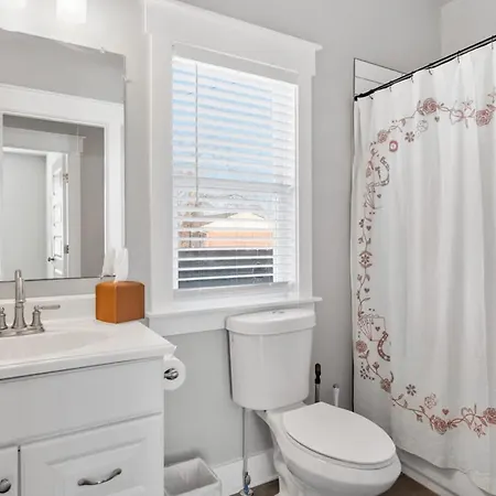 Lucky Bachelor 5 Min To Broadway With Hot Tub Holiday home Nashville