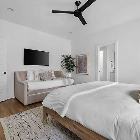 The Waylon - Newly Redesigned, Rooftop With Sauna Holiday home *