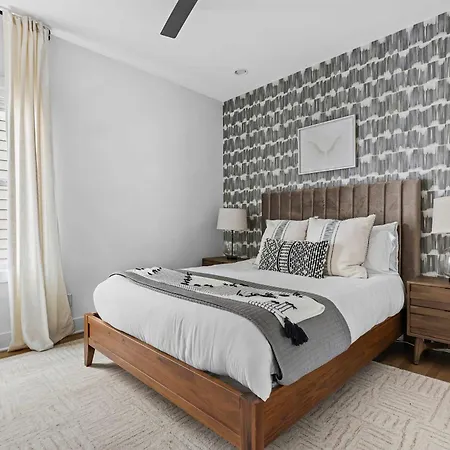 The Waylon - Newly Redesigned, Rooftop With Sauna Holiday home
