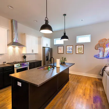 10 Min To Broadway+modern Cowboy Retreat+rooftop Holiday home