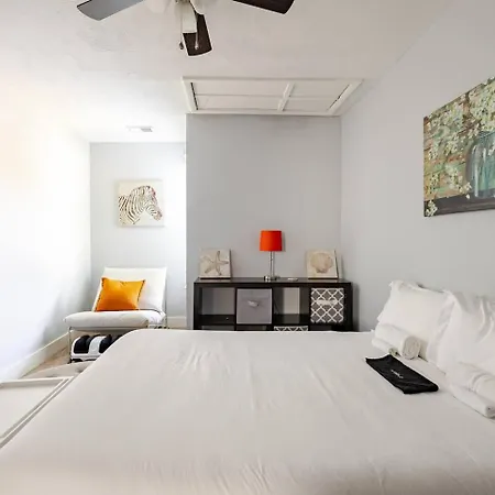 The Little Blue Haus - Two Miles To Broadway Holiday home Nashville
