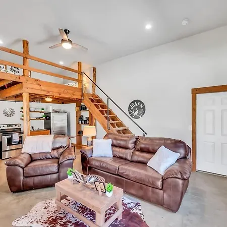 The Den At J-barn - Secluded Retreat Holiday home Nashville