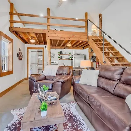 The Den At J-barn - Secluded Retreat Holiday home