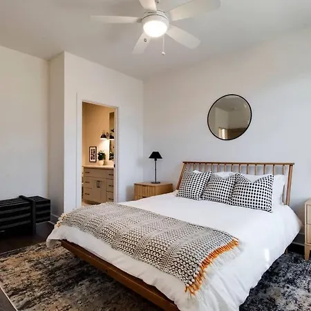 West End Dreams-2 Homes-6 Mins To Broadway Holiday home *