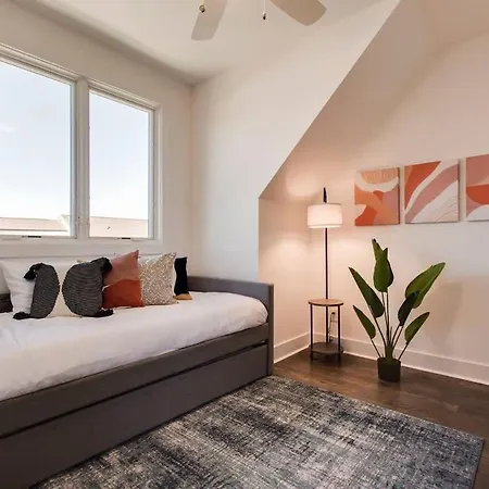 Holiday home West End Dreams-2 Homes-6 Mins To Broadway