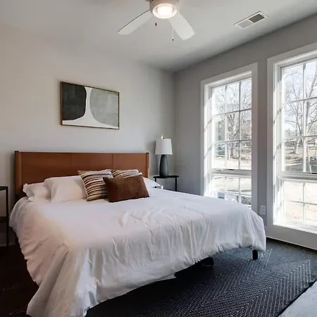 Holiday home West End Dreams-2 Homes-6 Mins To Broadway