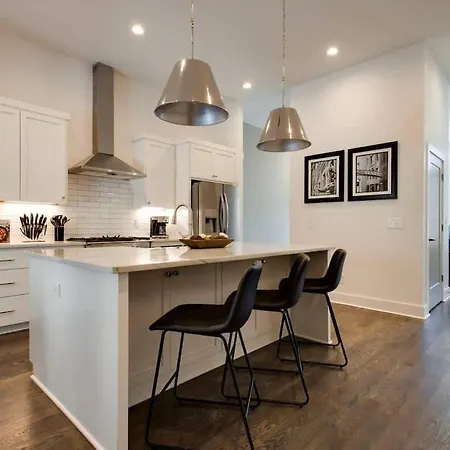 West End Dreams-2 Homes-6 Mins To Broadway Holiday home *