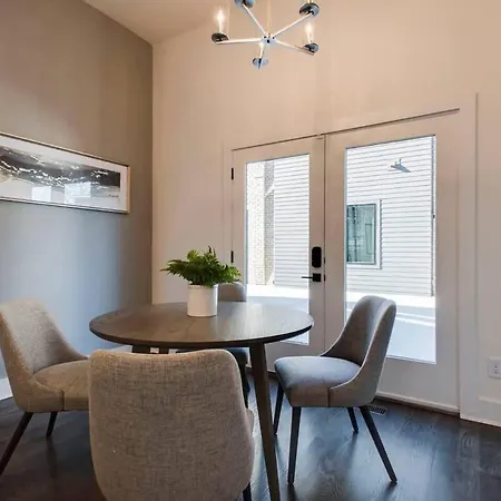 Holiday home West End Dream-private Balcony-6 Mins To Broadway Nashville