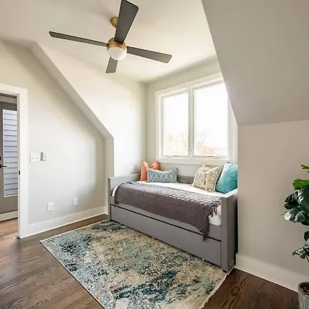 West End Luxe - Outdoor Patio And Rooftop Views Holiday home