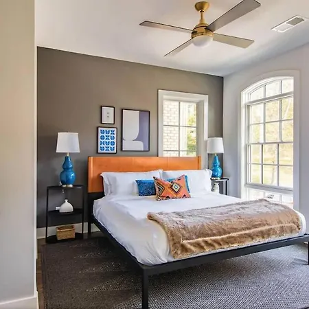 West End Luxe - Outdoor Patio And Rooftop Views Holiday home