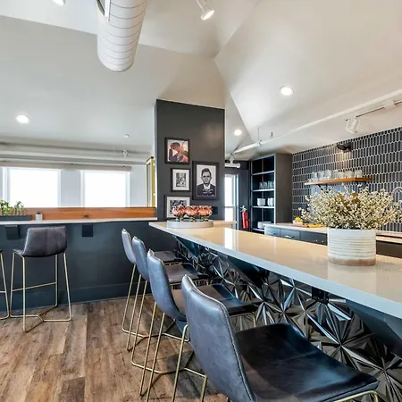 Skyline With Penthouse & Rooftop Deck 6br By Maddox *