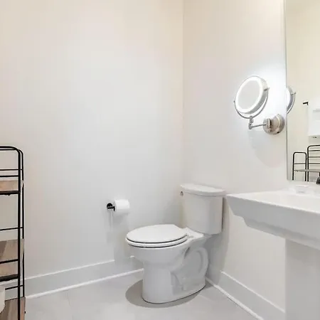 King Bed - Parking - 3 Miles To Lower Broadway