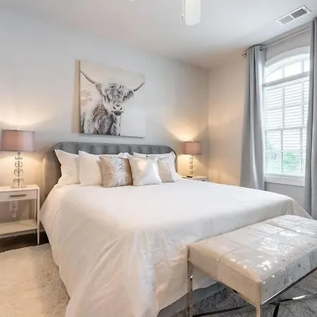 Holiday home King Bed - Parking - 3 Miles To Lower Broadway