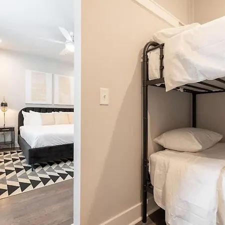 King Bed - Parking - 3 Miles To Lower Broadway Holiday home