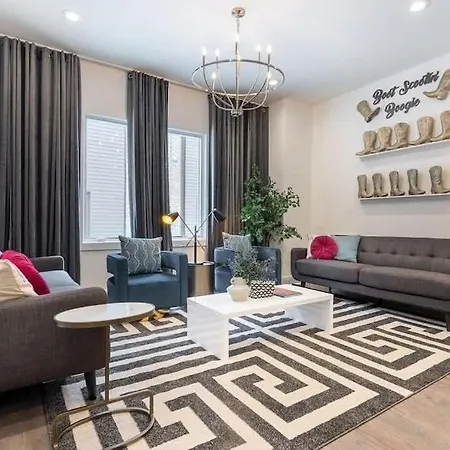 Holiday home King Bed - Parking - 3 Miles To Lower Broadway