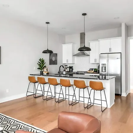 Side-by-side Homes With Hot Tubs - Sleeps Over 20 Guests Holiday home Nashville