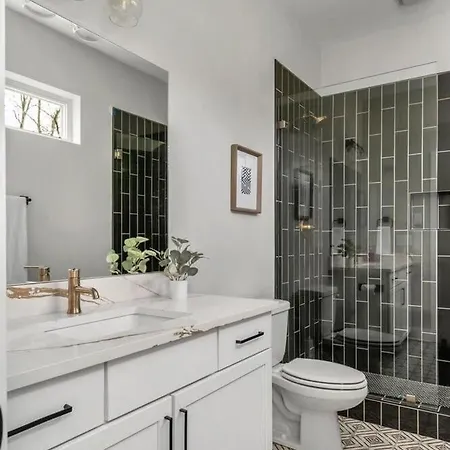 Private Hot Tub - Spacious - Hosts 12 Guests