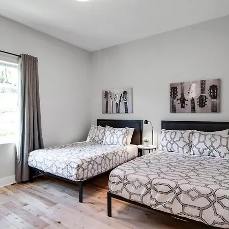 Side By Side Nash Homes - Relaxing Rooftop Patios Holiday home