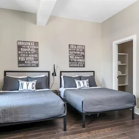 Brand New Side By Side Homes - Sleeps 24 Guests Holiday home Nashville