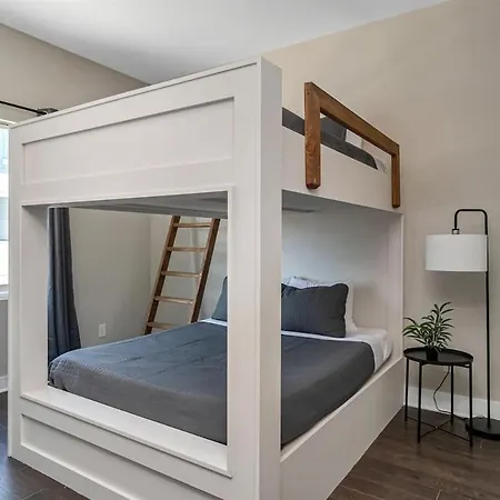 Brand New Side By Side Homes - Sleeps 24 Guests Holiday home Nashville