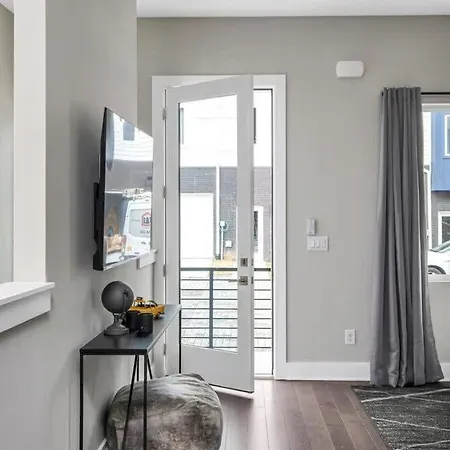 Large Rooftop Hot Tub & View * Nashville