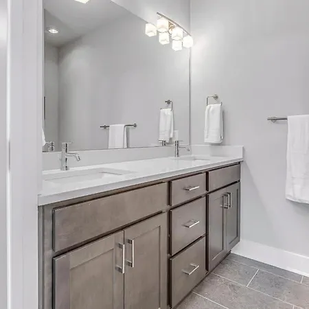 Holiday home Spacious Nash For 12 Near Broadway