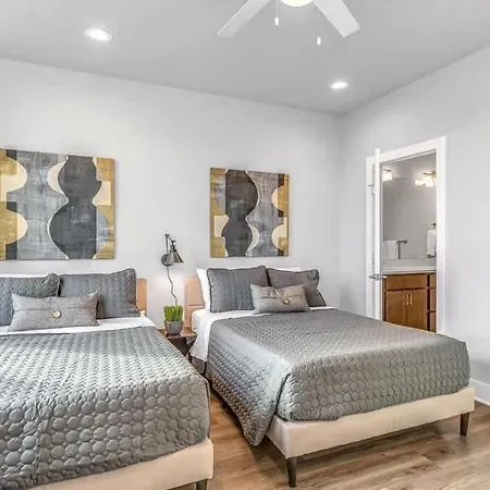 Spacious Nash For 12 Near Broadway Nashville
