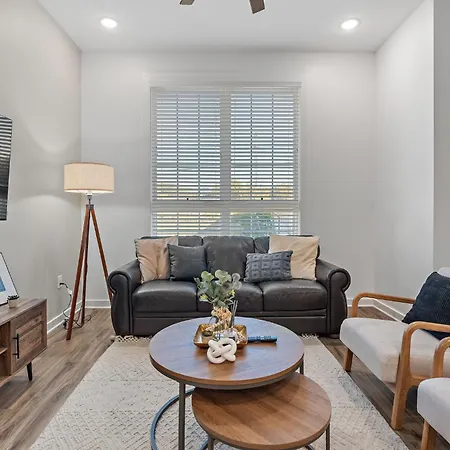 Charmer - Private Rooftop - Sleeps 14