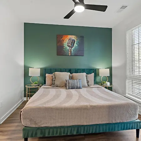 Charmer - Private Rooftop - Sleeps 14 Holiday home