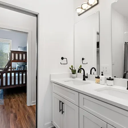 Holiday home Charmer - Private Rooftop - Sleeps 14
