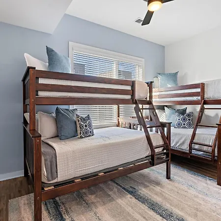 Charmer - Private Rooftop - Sleeps 14