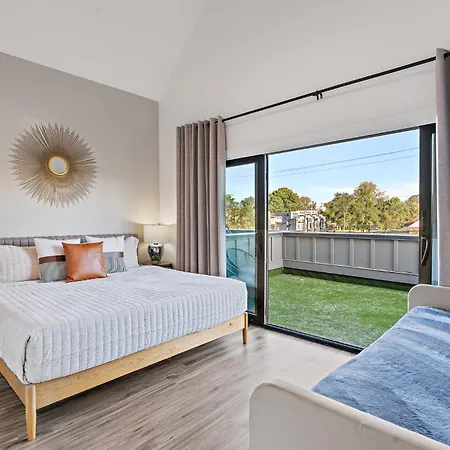Charmer - Private Rooftop - Sleeps 14 *