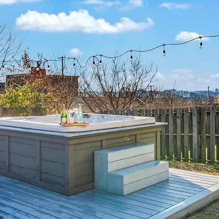 Rooftop Skyline Views - Private Hot Tub - Fire Pit Holiday home *