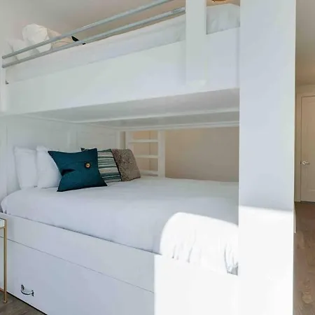 Enchanting Escape -side-by-side Luxury Nash Homes Holiday home *