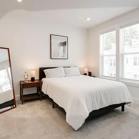 Holiday home Creative Oasis Minutes To Broadway Rooftop Deck *