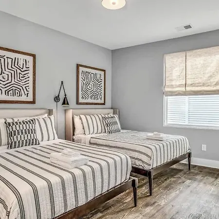Two Large Homes Minutes To Downtown Holiday home *