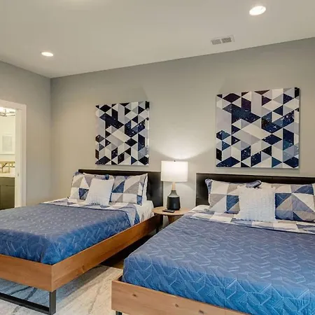 Holiday home Two Large Homes Minutes To Downtown