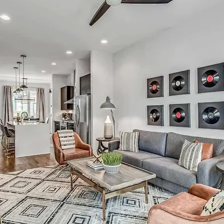 Holiday home Cowgirl's Hideaway-rooftop Patio- 2 Mi To Broadway Nashville