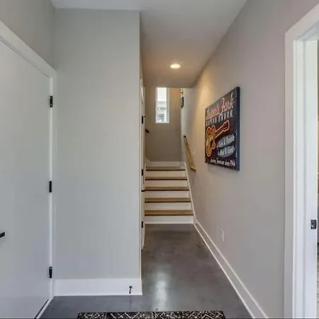 Spacious Close To Belmont Rooftop Holiday home *