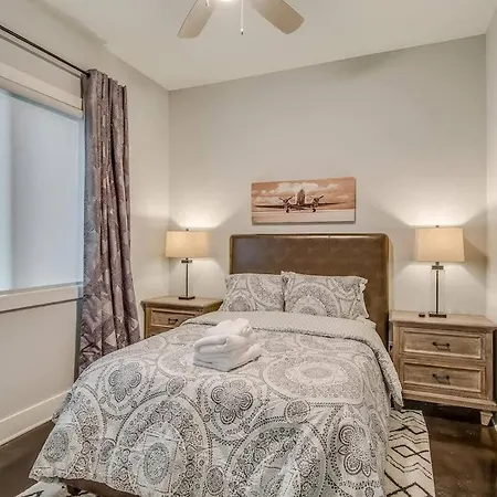 Two Homes - Accommodates 24 Guests Holiday home Nashville