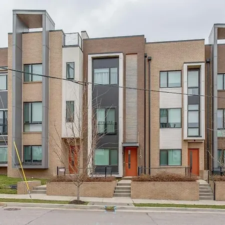 Holiday home 5 Min Uber To Downtown - 2 Car Gargage - Rooftop *