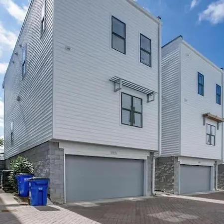 Gorgeous Home-minutes To Lower Broadway Holiday home