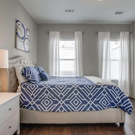 Gorgeous Home-minutes To Lower Broadway Holiday home Nashville